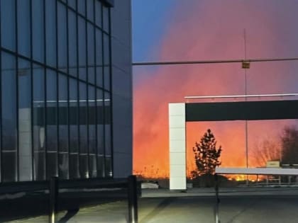 В Кургане произошёл пожар рядом с автомобильным салоном