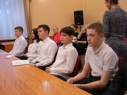 Курганским школьникам торжественно вручили паспорта