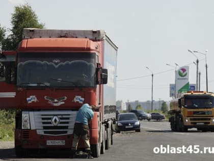 Почему водители большегрузов вываливают тонны асфальта на зауральские дороги?