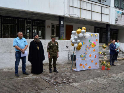 В День знаний наместник Далматовской обители игумен Варнава (Аверьянов) и находящийся в отпуске участник СВО трудник монастыря Александр Большаков выступили перед студентами Далмат