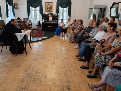 Настоятель Курганского храма рассказал посетителям Музея истории города о Царской семье