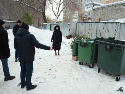Руководители города и области продолжают объезды по уборке дворов