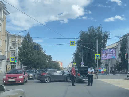 Курганский перекрёсток: «Форд» прилюдно ударил «Ладу»