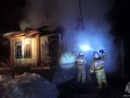 В зауральском селе из-за неисправной электропроводки загорелся дом