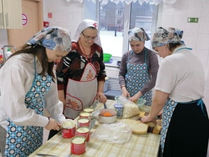 В курганской «Школе милосердия» готовят еду нуждающимся и пишут письма солдатам