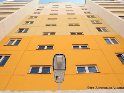 В Кургане из окна многоэтажки выпал трехлетний ребенок