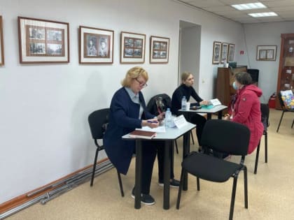 Сотрудники Управления провели консультацию для налогоплательщиков на базе библиотеки им. Маяковского
