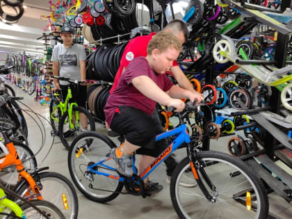 Погорельцы из Кургана получили велосипеды