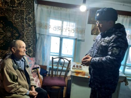 Гвардейцы поздравили ветерана войны