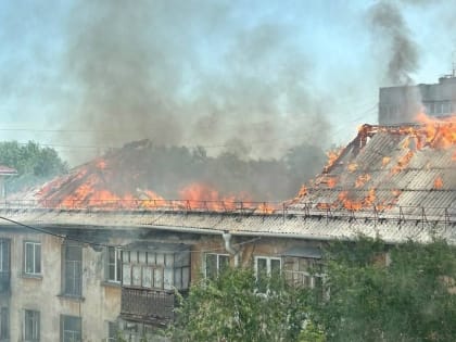 В Кургане горела крыша многоквартирного дома в Западном