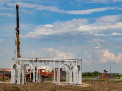 В парке в 4-м микрорайоне Заозерного устанавливают ротонду