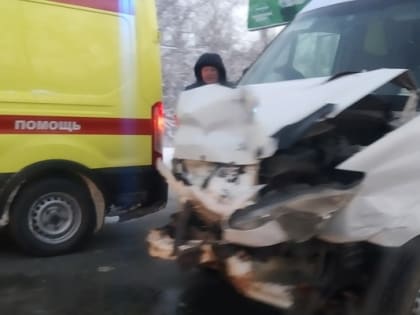 Страшное ДТП в Кургане: разбились четыре легковушки и пассажирский микроавтобус