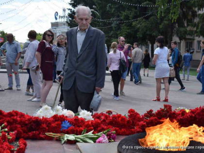 В День памяти и скорби курганцы возложили венки и цветы к Мемориалу Славы