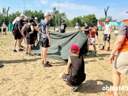 Юные курганцы играли в футбол парами и собирали палатки на новом стадионе