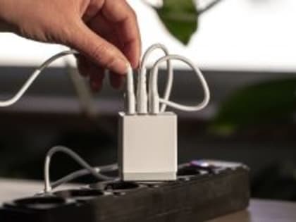 Оставленные в розетке зарядные устройства и скрученные провода стали причиной более чем 300 пожаров