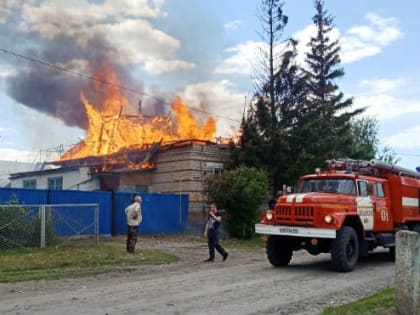В Курганской области 12 спасателей тушили пожар в жилом доме