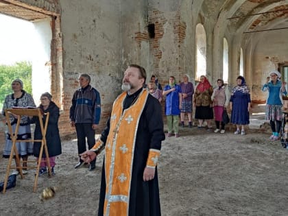 В Петуховском районе молитвы звучат и в действующих, и в разрушенных храмах