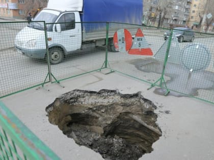 В Кургане из-за провала асфальта вновь перекрывают дорогу на улице Куйбышева