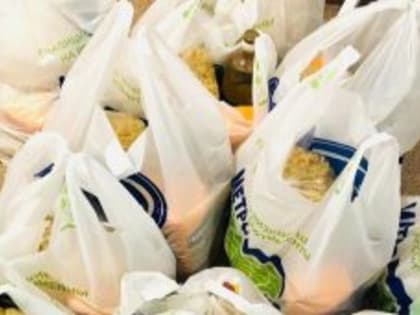 В курганском храме пожилым людям выдают муку и консервы
