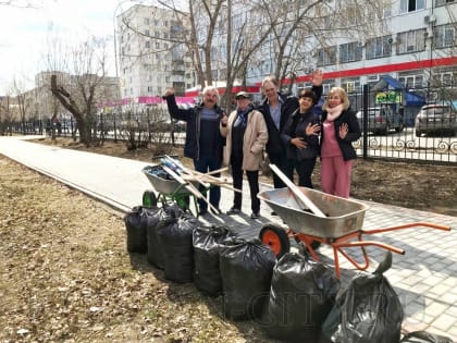 Члены городской Общественной палаты провели субботник в Городском саду