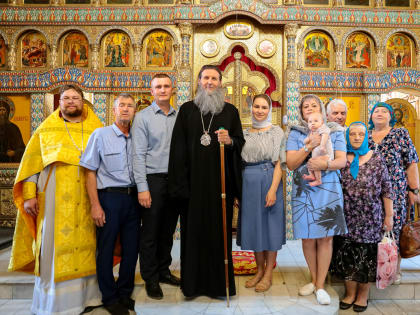 Митрополит Даниил совершил в Александро-Невском соборе Таинство Крещения