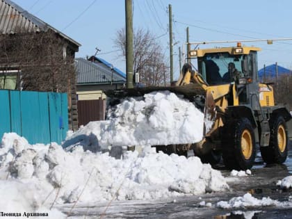 С курганских микрорайонов вывозят снег