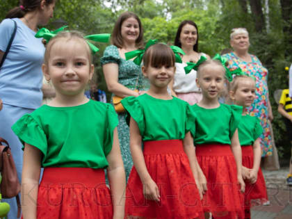 «Парад детства». Традиционный городской конкурс семейного творчества состоялся в Кургане в первый день лета