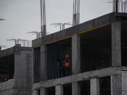 Глава города Кургана Елена Ситникова проверила ход строительства новой школы в Заозёрном