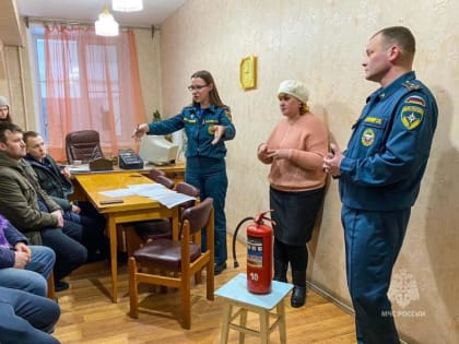 Сотрудники МЧС проинструктировали курганских заводчан с нарушениями слуха и речи