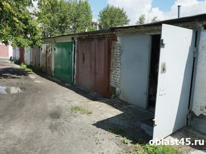 В Кургане тушили гараж на бульваре Солнечном