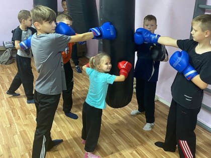 Для оказавшихся в сложной жизненной ситуации подростков в Кургане организовали тренировку по боксу
