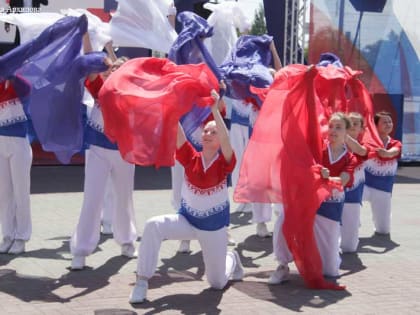 Курганцев ждут День флага, благотворительный концерт и фестиваль Элисо Вирсаладзе