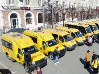 Губернатор Вадим Шумков вручил ключи от новых школьных автобусов