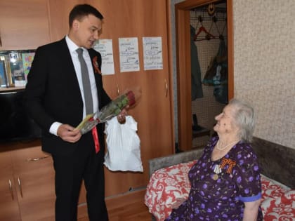 Единоросс Игорь Прозоров поздравил с Днем Победы несовершеннолетнего узника концлагеря Таисью Ивановну Бредихину