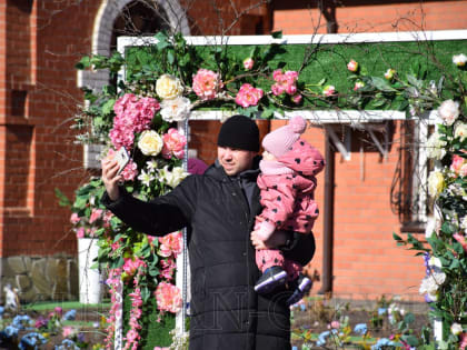 У храма Александра Невского прошел большой пасхальный концерт