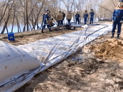 В Кургане разобрали водяные преграды