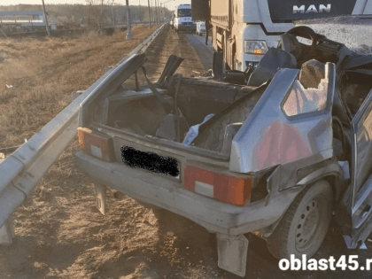 На трассе в Курганской области легковушка «залетела» под большегруз