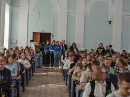 Как устроиться на работу в компанию мечты и открыть свое дело, молодежи Кургана рассказали спикеры форума Знание.Карьера