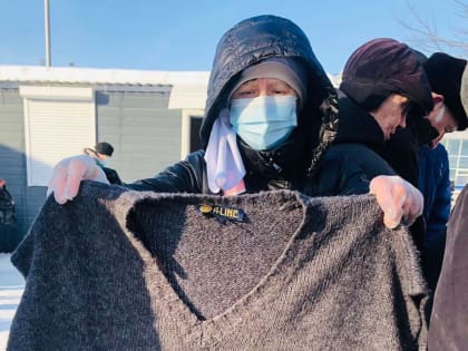 В курганском «Сквере милосердия»  очередное кормление началось с уборки территории