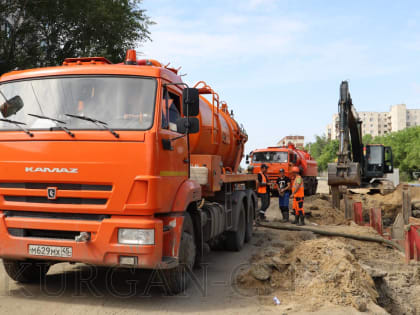 Временно исполняющий полномочия главы города кургана Антон Науменко проверил ремонт дворов и строительство дворов
