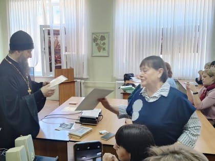 В Кургане священник поблагодарил коллектив школы за участие в совместных делах
