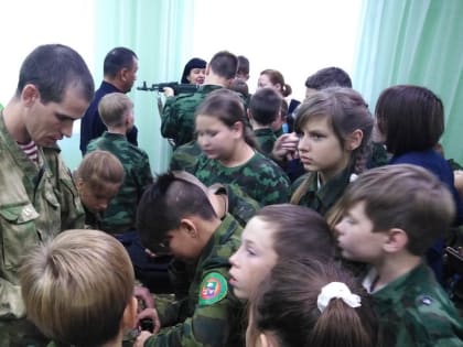 В Кургане школьница разобрала автомат Калашникова за 2 минуты 17 секунд