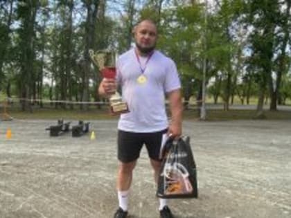 Курганский богатырь быстро бегает с «чемоданами фермера» и мастерски толкает машины