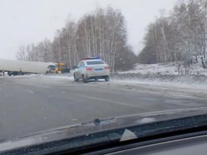 В Курганской области на трассе фура слетела с дороги
