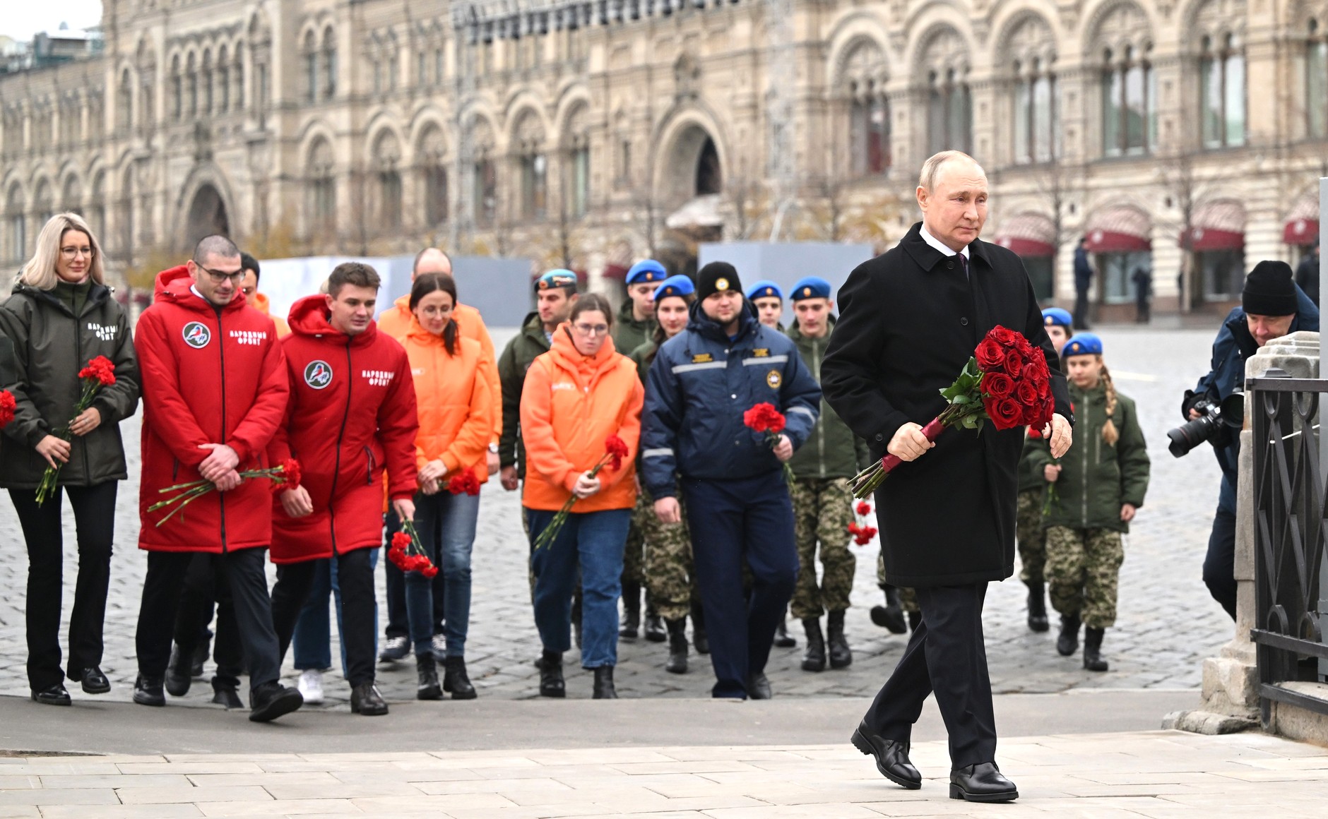 4 ноября 2014. 4 Ноября 2020 возложение цветов к памятнику Минину и Пожарскому. Москва возложение цветов красная площадь.