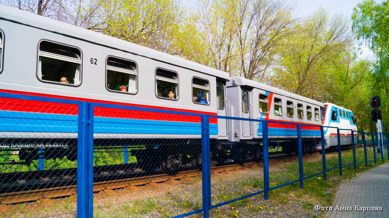 Ржд курган. Курганская ДЖД В ЦПКИО. Курганская детская железная дорога в Кургане. ЦПКИО Курган железная дорога. Курганская ДЖД вагоны.