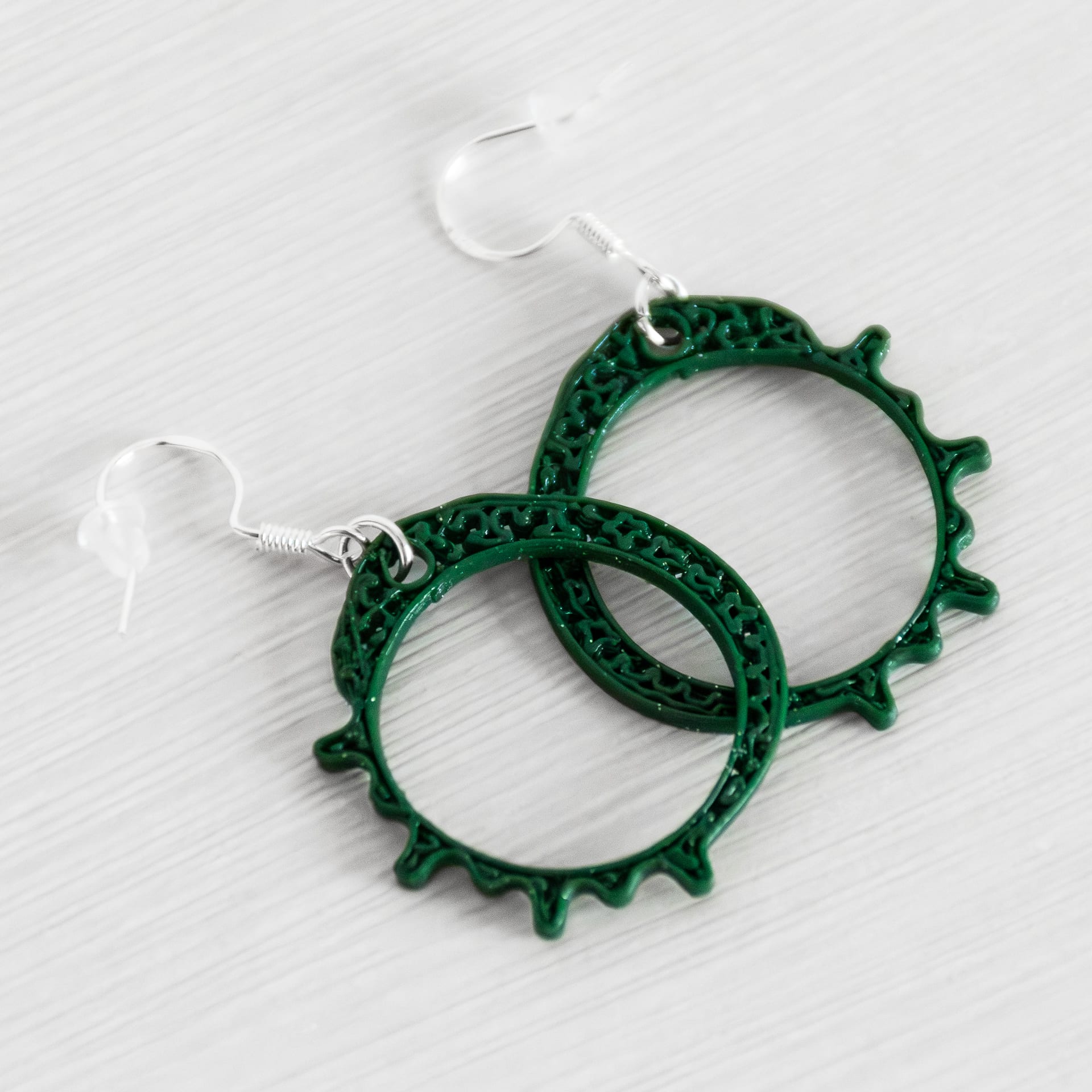 Pendentes Luzerna. Cor verde escuro. Pendentes Luzerna. Cor verde escuro.