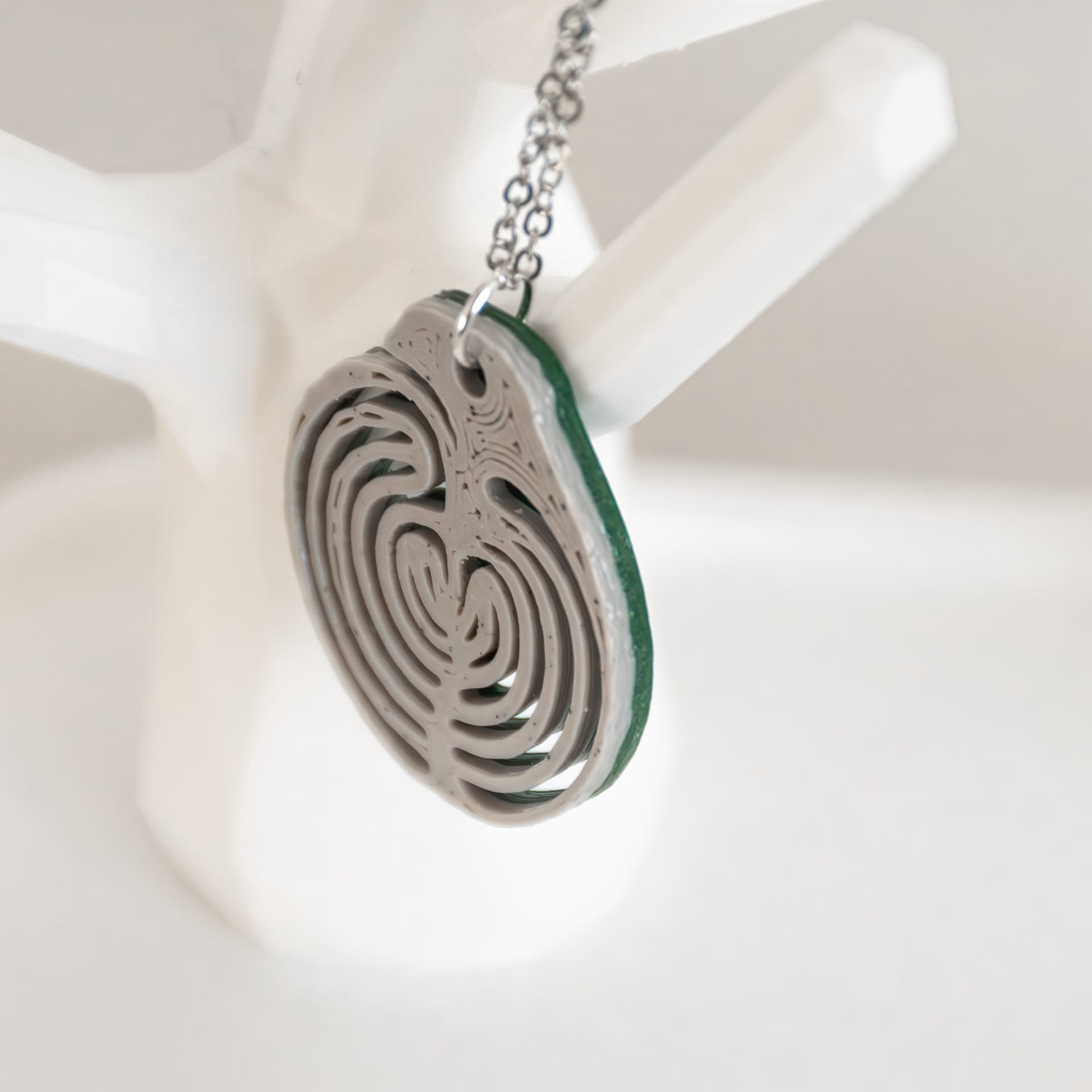 Colar Trebia. Cores verde escuro e pedra calcaria. Colar Trebia. Cores verde escuro e pedra calcaria.