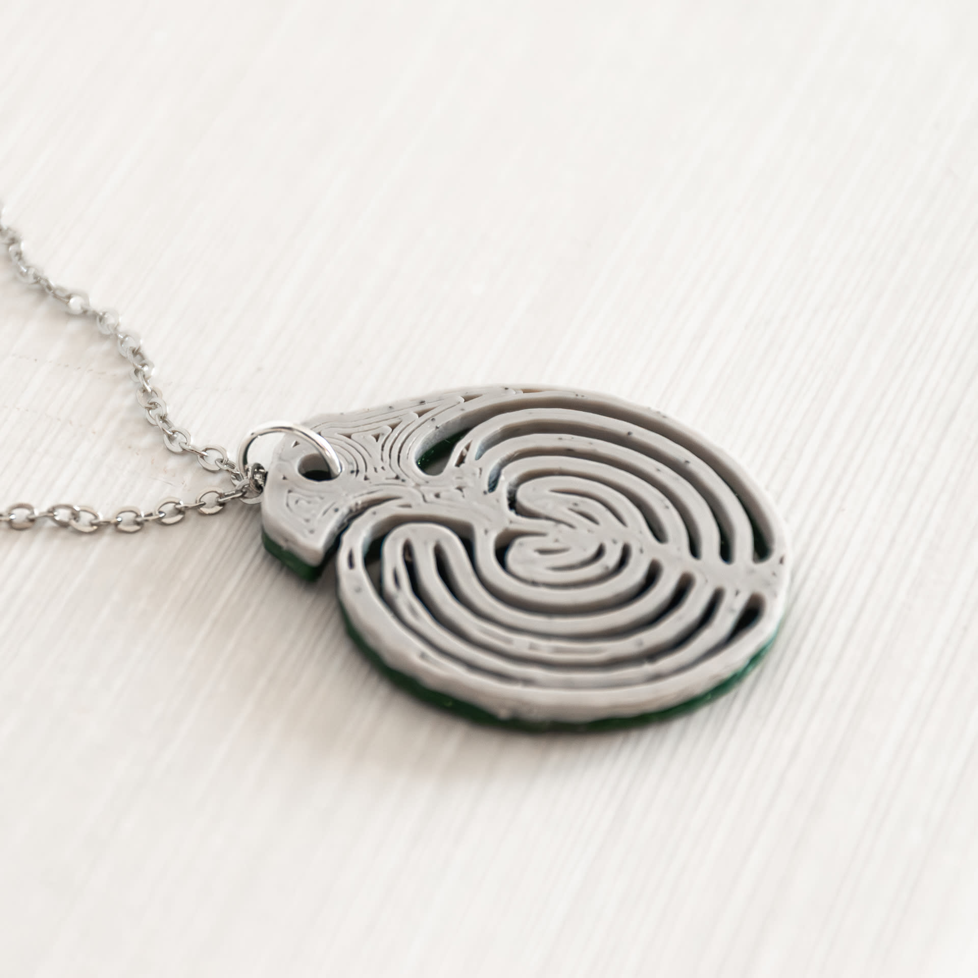 Colar Trebia. Cores verde escuro e pedra calcaria. Colar Trebia. Cores verde escuro e pedra calcaria.