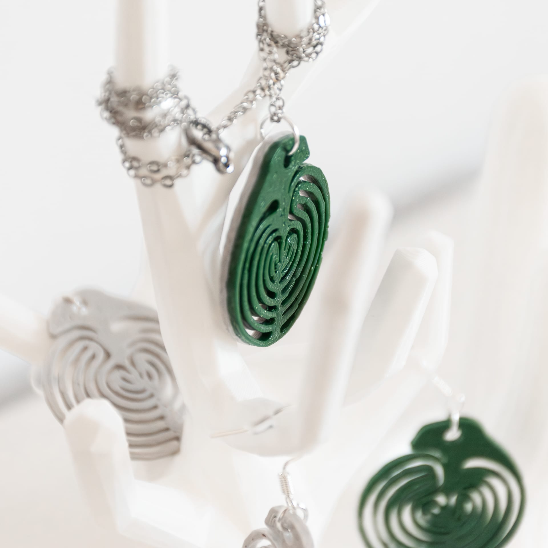 Conjunto Trebia. Colores verde oscuro y piedra caliza. Conjunto Trebia. Colores verde oscuro y piedra caliza.